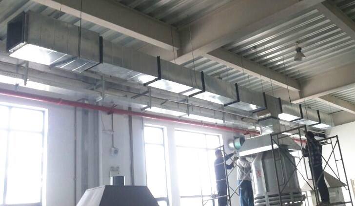 五星級酒店的防火與防排煙系統(tǒng) 上次簡單介紹了山東金光集團通過公平競標方式獲得通州區(qū)五星級酒店的整體中央空調從通風，制冷，防排煙等工程的安裝施工，那么今天說一下酒店的防火與防排煙系統(tǒng)。當然離不開消防排煙風機和防排煙防火閥設備的。 通風空調系統(tǒng)原則上按使用功能及防火分區(qū)劃分為若干系統(tǒng)，風管穿越防火分區(qū)及變形縫等處設電動排煙